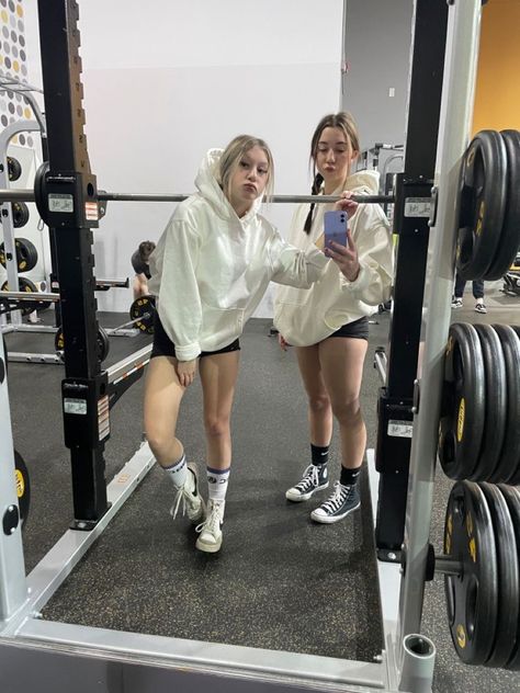 Gym Best Friends, Gym Pics With Bestie, Bestie Gym Pictures, Gym Friends Aesthetic, Gym With Friends Aesthetic, Gym Besties Aesthetic, Gym With Friends, Working Out With Friends, Gym Photoshoot Women