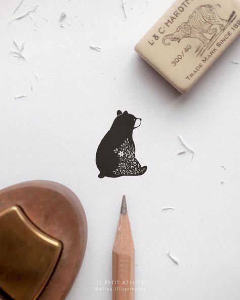 Bear illustration design tattoo. Elles Nijland ↟ Le Petit Atelier • @elles.illustration Bear Simple Tattoo, Bear Sketch Tattoo, Little Bear Drawing, Brown Bear Tattoo, Simple Bear Tattoo, Small Bear Tattoo, Little Bear Tattoo, Bear Illustration Design, Bear Tattoo Ideas For Women