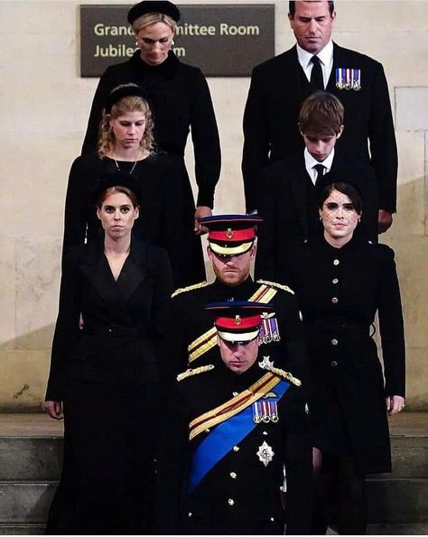 Queen Elizabeth Grandchildren, Royal People, The Queens Children, William And Harry, Viscount Severn, Prins William, English Royal Family, Prins Harry, First Ladies