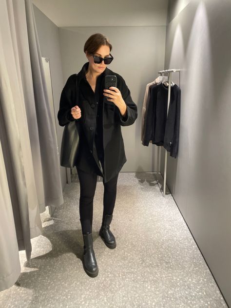 Outfit Jacket / H&M Leggings / Arket Boots / Italian Brand Bag / Aesther Ekme #midsizefashion #midsizestyle #falloutfitsforwomen #fallinspo #fallfashiontrends Mid Size Fashion, Midsize Style, H&m Leggings, Fall Inspo, Fall Fashion Trends, Fall Style, Branded Bags, Jacket Outfits, All Black