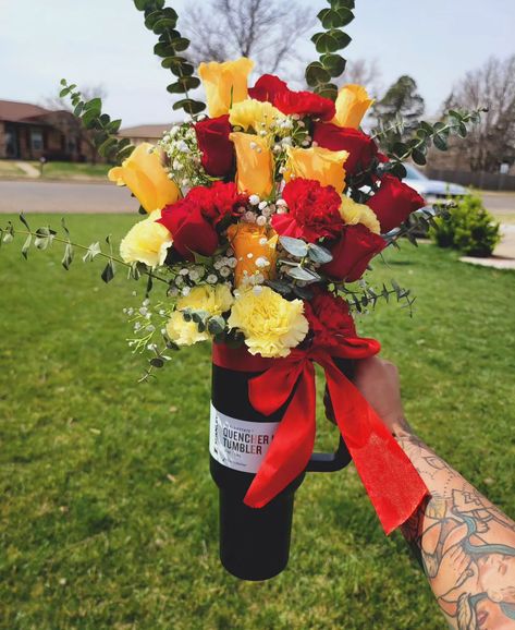 Flores amarillas ✨️ #yellowflowers #yellowroses #redroses #stanleyarrangement #stanleybouquet #stanley #stanleycup Box Flowers, Flower Bouquet Diy, Amarillo Tx, Bouquet Gift, Flowers Bouquet Gift, Diy Bouquet, Birthday Decor, Tumbler Gift, Yellow Roses