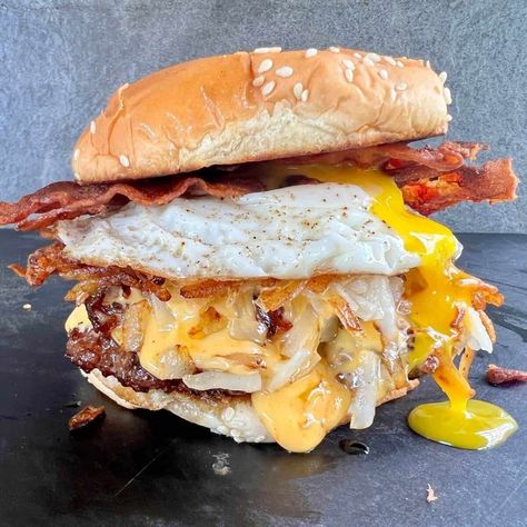 The Ultimate Breakfast Burger on the Griddle Juicy Lucy Burger, Grilled Burger Recipes, Hibachi Recipes, Sandwich Easy, Hibachi Chicken, Burger Seasoning, Chicken Breakfast, Breakfast Burger, Griddle Recipes