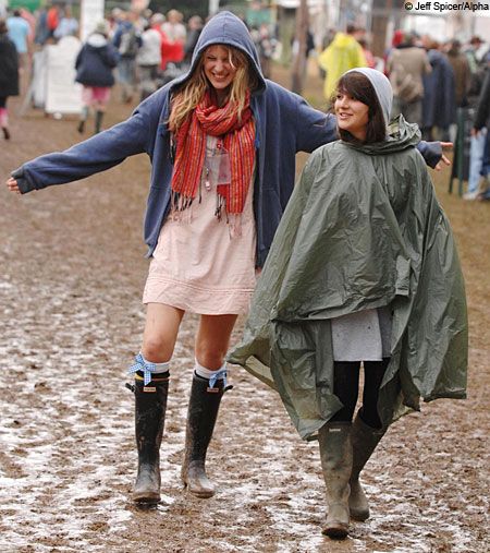 Rain Festival Outfit, Festival Outfit Rain, Rainy Festival Outfit, Camping Clothes, Rain Boots Fashion, Deep Storage, Hunter Wellies, Festival Attire, Drip Drop