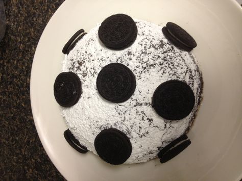 Oreo cookie dip soccer ball that is awesome! Soccer Cookies, Cookie Dip, Soccer Crafts, Oreo Cookies Dipped, Sweet Dips, Football Cake, Soccer Party, Oreo Cookie, Cheese Balls