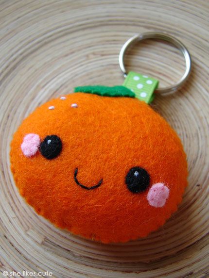 NEW! Happy orange keychain by she.likes.cute, via Flickr Orange Felt Crafts, Orange Keychain, Felt Keyring, Fruit Birthday Party, Felt Hair Accessories, Felt Keychain, Felt Crafts Patterns, Felt Crafts Diy, Felt Books