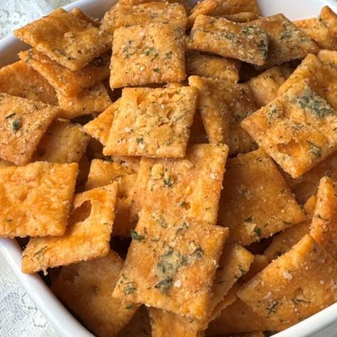 Ranch Cheez-Its - frontporchlifemagazine.com Cheezit Recipe Ideas, Ranch Cheez It Crackers, Zesty Ranch, Ranch Packet, Ranch Seasoning Mix, Honey Wheat, Ranch Seasoning, Cheez It, Garlic Parmesan