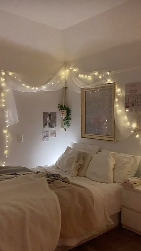 Aethstetic Rooms Ideas, Tiktok Aesthetic Room, Lights In Bedroom Ideas, Cute Bedding Aesthetic, Room Ideas Simple, College Dorm Room Inspiration, Dream Bedroom Inspiration, Fairy Lights Bedroom, Room Redesign