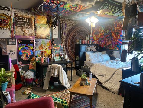 Chaotic House Aesthetic, Room Ideas Chaotic, Cool Night Stands, Chaotic Bedroom Ideas, Backyard Aesthetic Ideas, Chaotic Bedroom Aesthetic, Chaotic Room Decor, Chaotic Apartment, Chaotic Decor