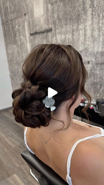 Julia Fratichelli Hair Education on Instagram: "Styling heavy hair can pose its challenges. However, with the right products, you can achieve a long-lasting result.

Here are the products I used to create this voluminous low bun:
Schwarzkopf Silhouette Super Hold Pumpspray - Delivers superb hold and impressive shine.
Schwarzkopf Osis+ Velvet Spray - Offers a wax-like effect, providing a weightless feel and natural definition.

For additional product recommendations, be sure to check out my story highlights under 'Produkten'.

#heavyhair #stepbystephairstyle #stepbystephair #lowbun #volumehair #hairstyle #hairstyleideas #hairtutorial #hairstyletutorial #juliafratichelli #juliafratichellibridalstylist #frisur #brautfrisur #frisuren" Long Hair Low Bun Hairstyles, Xv Hair, Heavy Hair, Hair Education, Low Bun Hairstyles, Step By Step Hairstyles, Low Bun, Product Recommendations, Volume Hair