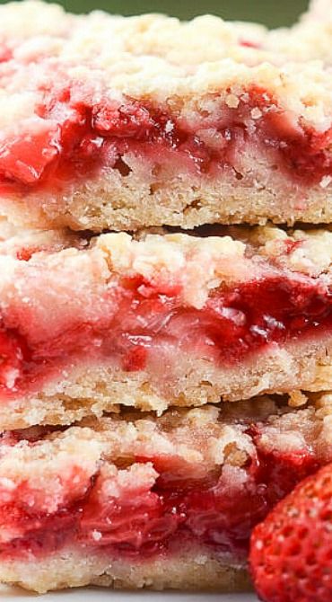 Strawberry Crumb Bars, Strawberry Bars, Crumb Bars, Strawberry Dessert Recipes, Crumble Bars, Dessert Bar Recipe, Dessert Aux Fruits, Strawberry Filling, Afternoon Snack