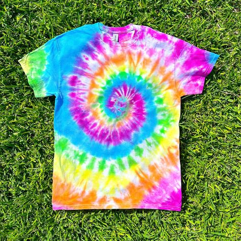 Spiral Tye Dye Pattern, Tye Dye Shirt Ideas, Spiral Tie Dye How To, Different Tye Dye Patterns, Tie Dye Patterns Diy Tutorials, Tie Dye Patterns Spiral, Tie Dye Shirt Ideas, Tye Dye Patterns Diy, Tie Dye Color Combinations