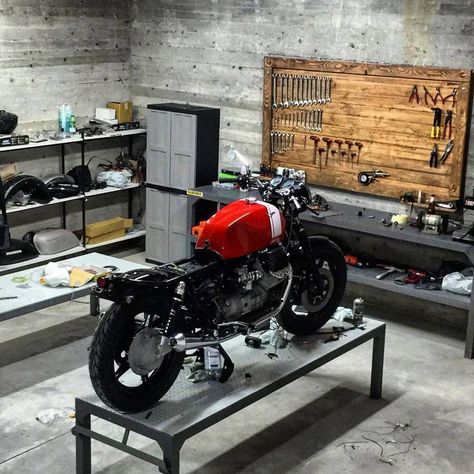 Officine In Garage, Casa Garage, Arsitektur Art Deco, Motorcycle Workshop, Garage Atelier, Diy Motorcycle, Cool Garages, Motorcycle Shop, Motorcycle Garage