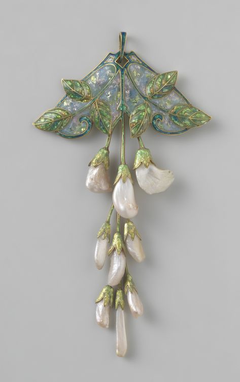 ©️ rijksmuseum Enamelled gold & pearl Pendant in the form of a branch of wisteria, Georges Fouquet, France, c1908-1910 Bijoux Art Deco, Design Art Nouveau, Deco Rings, Bijoux Art Nouveau, Vintage Art Deco Rings, Diy Jewelry Projects, Art Nouveau Design, Art Nouveau Jewelry, Jade Ring