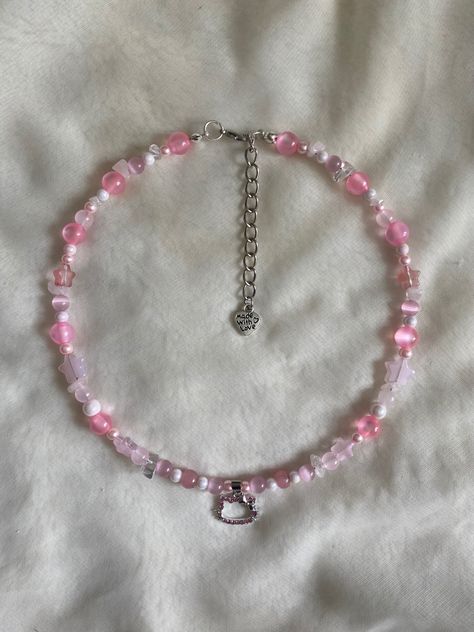 Sanrio Beaded Necklace, Hello Kitty Beaded Jewelry, Handmade Beaded Jewelry Necklaces, Hello Kitty Bracelet Ideas, Beaded Necklace Ideas Handmade, Necklaces Hello Kitty, Handmade Necklaces Diy, Beaded Necklaces Ideas, Beads Necklace Ideas