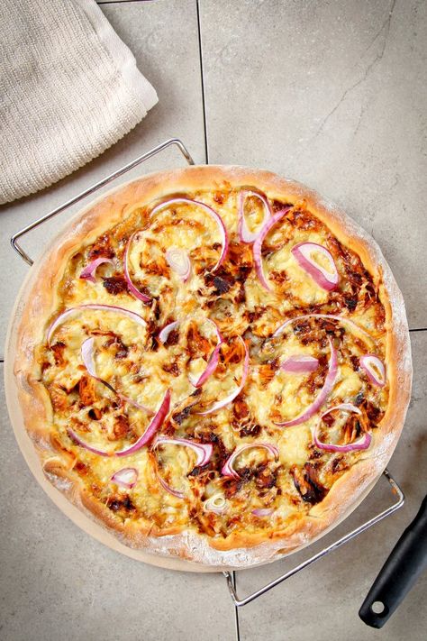 BBQ Chicken Pizza Recipe - Baking Beauty Spicy Barbeque Sauce, Bbq Chicken Pizza Recipe, Spicy Bbq Sauce, Chicken Pizza Recipe, Easy Bbq Chicken, Chicken Pizza Recipes, Homemade Pizza Crust, Baked Bbq Chicken, Bbq Chicken Pizza