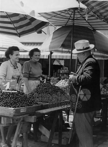 Mann auf dem Münchner Viktualienmarkt, 50er Jahre Stöhr/Timeline Images #black #white #schwarz #weiß #Fotografie #photography #historisch #historical #traditional #traditionell #retro #vintage #nostalgic #Nostalgie #München #Munich #50er #1950er #Stimmung #Atmosphäre #Kirschen #Viktualienmarkt #einkaufen #Markt #Marktstand #Marktfrauen #Obststand Timeline Images, People Photography, Unique Home Decor, Munich, Vintage Photos, Retro Vintage, Wrestling, Historical Figures, Paintings