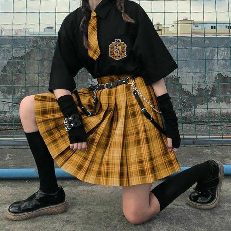 Hufflepuff Uniform, Aesthetic Hogwarts, Harry Potter Uniform, Gryffindor Uniform, Gryffindor Outfit, Hufflepuff Outfit, Slytherin Clothes, Slytherin Outfit, Slytherin Fashion