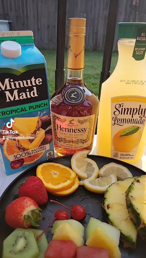 Hennesy Drinks Cocktails, Hennessy Lemonade, Hennessy Punch Recipes, Thanksgiving Mixed Drinks, Hennessey Drink Recipes, Hennessy Drinks Recipes, Hennessy Mixed Drinks, Mixed Drinks Alcoholic, Hennessy Cocktails