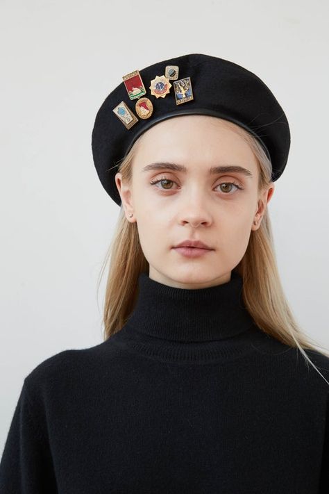 Beret Girl, Military Beret, Beret Outfit, Beret Fashion, Vintage Badges, French Beret, Wool Beret, Military Hat, Rock Outfits