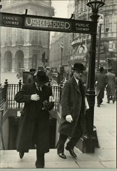 . 1930s London Aesthetic, 1920s Britain, 1930s Britain, 1920s London, Victorian People, London Pics, Hollywood Aesthetic, London Underground Stations, London Tube