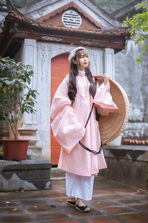 Ancient Vietnamese Clothing, Vietnamese Traditional Clothing Women, Kitsch Clothing, Traditional Vietnamese Clothing, Vietnamese Traditional Clothing, Vietnam Clothes, East Asian Fashion, Vietnamese Culture, Ancient Vietnam