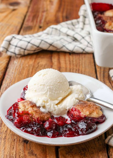 Cherry Cobbler Fresh Cherry Cobbler, Apple Cobbler Easy, Easy Cherry Cobbler, Cranberry Crumble, Rhubarb Crunch, Log Home Kitchen, Cherry Cobbler Recipe, Apple Cobbler Recipe, Cobbler Easy