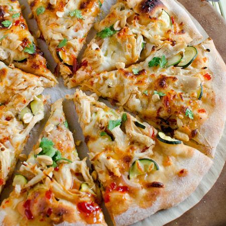 Thai Chicken Pizza Yakimeshi Recipe, Thai Chicken Pizza, Pizza Vegana, Cooking Photos, Dough Recipes, Pizza Pie, Thai Chicken, Chicken Pizza, Cooking Guide