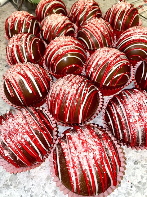 Grinch Hot Cocoa Balls, Hot Cocoa Balls, Peppermint Hot Cocoa, Diy Hot Chocolate, Hot Chocolate Gifts, Chocolate Diy, Hot Chocolate Drinks, Xmas Cake, Christmas Hot Chocolate