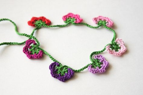 Turkish Crochet Necklace by JaKiGu Turkish Crochet, Crochet Jewellery, Choker Necklace Designs, Crochet Flowers Free Pattern, Crochet Crop Top Pattern, Crochet Jewelry Patterns, Fabric Brooch, Crochet Shop, Lace Necklace