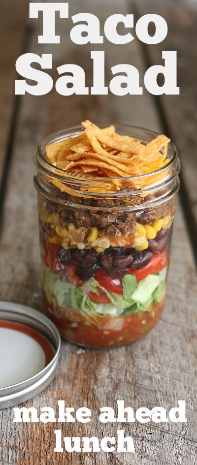 Taco Salad in a Jar -- This quick and easy lunch recipe is not only delicious, it's packed with healthy food! Layers of lettuce, tomatoes, beans and more! Taco Salad In A Jar, Mason Jar Lunch, Salad Macaroni, Salad Cucumber, Salad Pasta, Mason Jar Salad, Mason Jar Meals, Lunch Recipe, Make Ahead Lunches