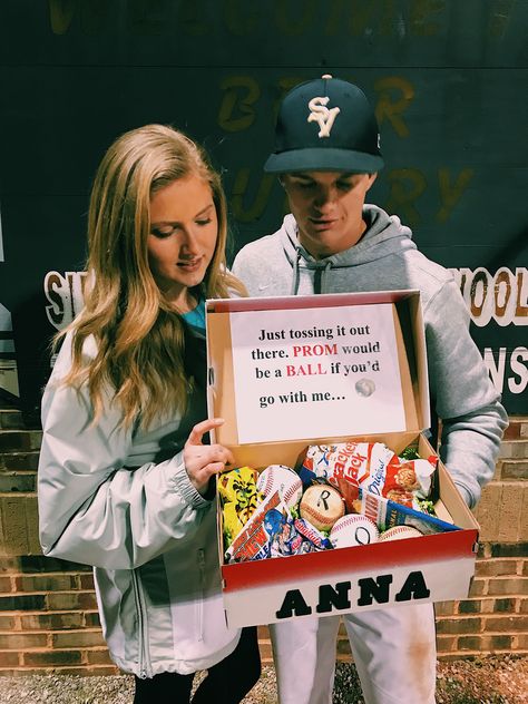 Baseball Proposal, Baseball Promposal, Sadie Proposals Ideas, Promposal Ideas For Him, Friends Promposal, Creative Prom Proposal Ideas, Sadies Proposal, Cute Hoco Proposals, Cute Promposals