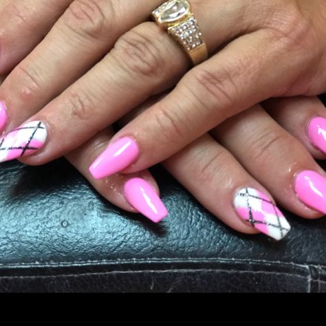 Argyle Nail Art, Pink Plaid Nails Acrylic, Pink Plaid Nails, Burberry Nails, Argyle Nails, Pink Argyle, Nail Tip Designs, Plaid Nails, Nail Art Designs Diy