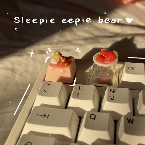 Video on how i made this sleepie eepie bear keycap linked below! https://youtu.be/bNsOgALGv1Q Key Caps Diy, Clay Keycaps, Resin Polymer Clay, Key Caps, Mechanical Keyboards, Diy Resin Crafts, Diy Resin, Mechanical Keyboard, Resin Diy