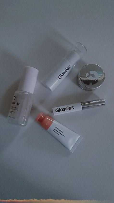 Glossier Future Dew, Glossier Skin Care, Future Dew, Best Glossier Products, Glossier Skin, Aesthetic Glossier, Glossier Haloscope, Glossier Aesthetic, Makeup Glossier