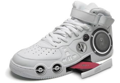 Cool speaker shoes! Cool Electronic Gadgets, Hip Hop Sneakers, Gadget Tecnologici, Weird Inventions, Funny Gadgets, Funny Shoes, Smart Products, Air Force One, Cool Technology