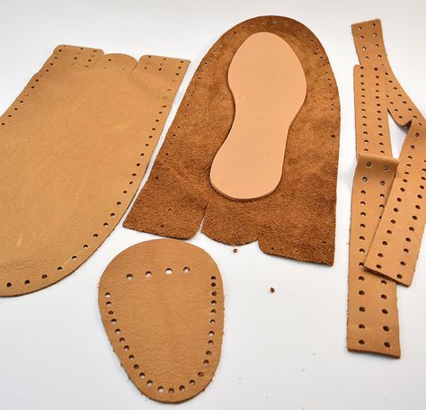 Ever wanted to make shoes? I had no idea it was so easy to make leather moccasins! Leather Moccasins Diy, Moccasin Patterns, 2d Pattern, Handmade Shoes Pattern, Natural Shoes, Diy Moccasins, Diy Moon, Diy En Cuir, Handmade Moccasins