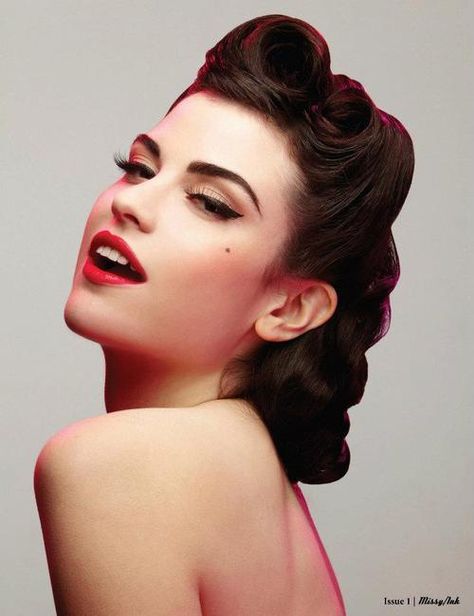 Beautiful Rockabilly hair and makeup! Beautiful...but can only look good on certain people...lol keep trying. I love the length of this Maquillage Pin Up, Mat Makeup, Moda Pin Up, Cabelo Pin Up, Retro Wedding Hair, 1950s Hairstyles, 50s Hairstyles, Victory Rolls, Rockabilly Hair