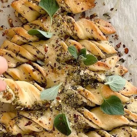 Tieghan Gerard on Instagram: "Pull Apart Christmas Tree Garlic Bread 🎄 It’s finally time for all the holiday recipes we LOVE. Shared this last year, but I’ll be making it on repeat this month. It’s CUTE - soft and buttery, made with roasted garlic, and it’s yummy. 1 head garlic extra virgin olive oil 3/4 cup warm whole milk 2 1/4 teaspoons instant yeast 1 tablespoon honey 2 large eggs 3 1/4 cups all-purpose flour, plus more for rolling 1 teaspoon kosher salt 1 stick + 2 tablespoons salted butter, at room temperature 1/2 cup grated parmesan 1 tablespoon chopped fresh sage 2 teaspoons dried basil 1 teaspoon dried oregano 1 teaspoon dried parsley 1 pinch chili flakes https://www.halfbakedharvest.com/pull-apart-christmas-tree-garlic-bread/\" Christmas Tree Garlic Bread, Pull Apart Christmas Tree, Tieghan Gerard, Bread Soft, Christmas Recipes Appetizers, Pull Apart Bread, Party Dishes, Finger Food Appetizers, Holiday Appetizers