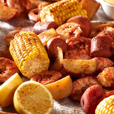 A new Summer tradition: Slow cooker Low Country boil Low Country Boil Recipe, Summer Slow Cooker, Beef Barbecue, Summer Slow Cooker Recipes, Slow Cooker Salsa Chicken, Multi Cooker Recipes, Country Boil, Low Country Boil, Seafood Boil Recipes