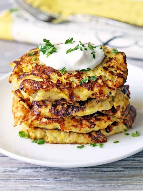 Yellow Squash Fritters Recipe - Healthy Recipes Blog Yellow Squash Fritters, Squash Patties, Squash Fritters, Zucchini Fritters Recipe, Summer Squash Recipes, Yellow Squash Recipes, Kentucky Fried, Easy Zucchini, Zucchini Fritters