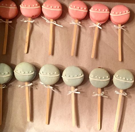 rattle baby shower macarons Baby Shower Pastries, Gender Reveal Pastries, Neutral Gender Reveal Treats, Gender Reveal Macarons, Baby Shower Dessert, Gender Reveal Macaron Cake, Baby Shower Snack Ideas, Baby Shower Macarons Girl, Baby Shower Macarons