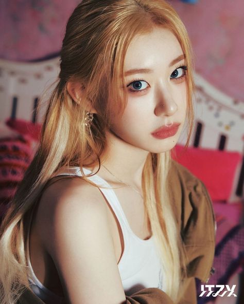 Itzy Official, Jyp Entertainment, Instagram Profile, Blonde, Hair, Gold, Blue, Instagram