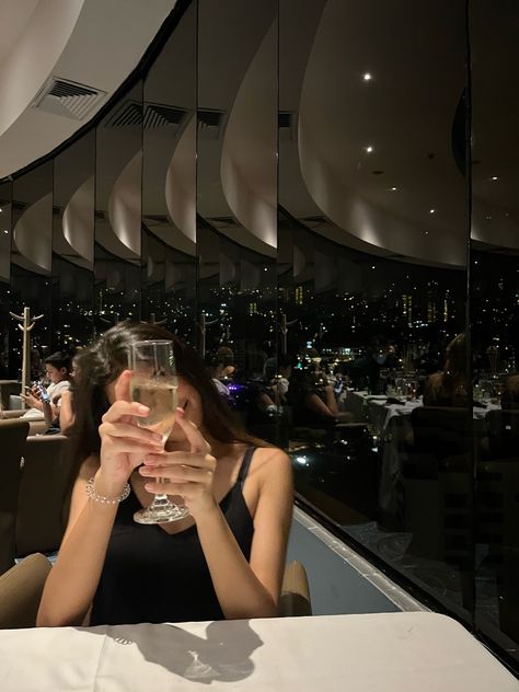 Foto Best Friend, Estilo Dark, Rich Girl Aesthetic, Photographie Portrait Inspiration, 사진 촬영 포즈, Rich Girl Lifestyle, Dark Feminine Aesthetic, Luxury Lifestyle Dreams, A Glass Of Wine