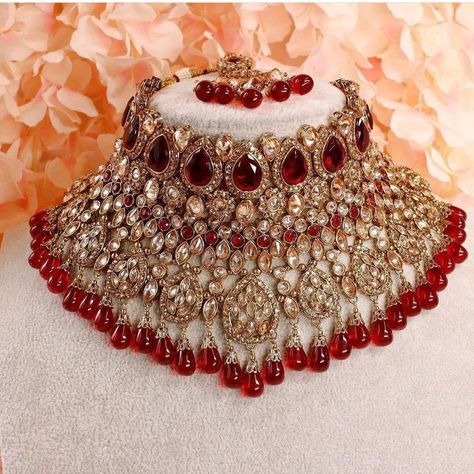 Trendy Gold Necklace, Bridal Vibes, Aesthetic Edgy, Bridal Jewelry Sets Brides, Wedding Jewelry Sets Bridal Jewellery, Bridal Jewellery Inspiration, Fancy Jewelry Necklace, Indian Bridal Jewelry Sets, Bridal Jewellery Design