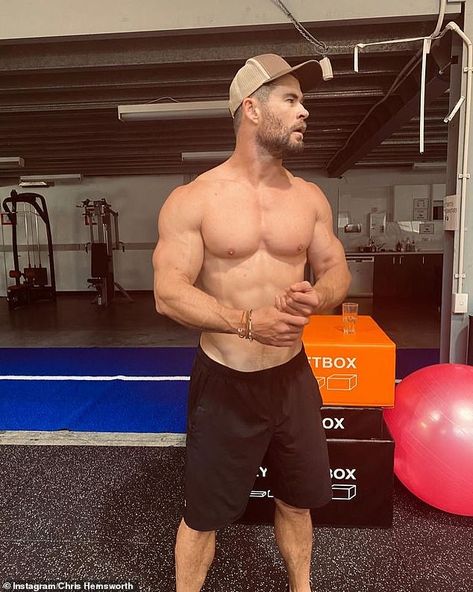 Chris Hemsworth Abs, Chris Hemsworth Muscles, Chris Hemsworth Body, Chris Hemsworth Shirtless, Shirtless Actors, Hemsworth Brothers, Tenda Camping, Chris Hemsworth Thor, Liam Hemsworth