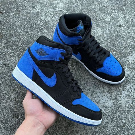 Who's been waiting for these?? Take an early look of what to expect from the Nike Air Jordan 1 High OG Royal Reimagined! Scheduled for release at the end of this year, keep it locked with The Drop Date for further release information... Imagery via @linkedsole #thedropdate #nike #airjordan #aj1royal #aj1royalreimagined #airjordan1royal High Top Nike Shoes, Jordan 1 Royal Blue, Bd Gift, High Top Nike, Jordan 1 Royal, Fire Shoes, Jordan 1 Blue, Pretty Sneakers, Nike Shoe