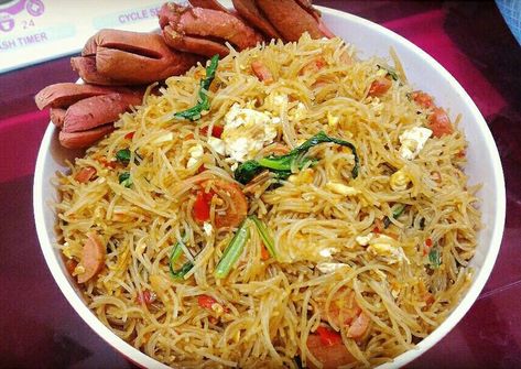 Bihun Goreng, Food Drinks Dessert, Quick Desserts, Indonesian Food, Rice Noodles, Afternoon Snacks, Pad Thai, Chinese Food, Japchae