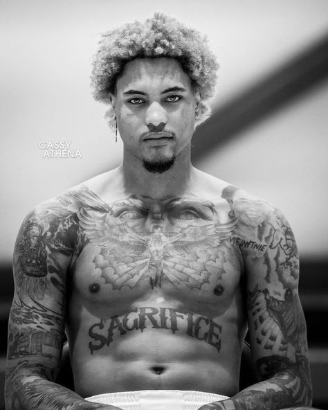 Black People Tattoos, Attractive Black Men, Black Men Tattoos, Hard Tattoos, Kelly Oubre Jr, Kelly Oubre, Nba Fashion, Chest Piece Tattoos, Tattoos For Black Skin