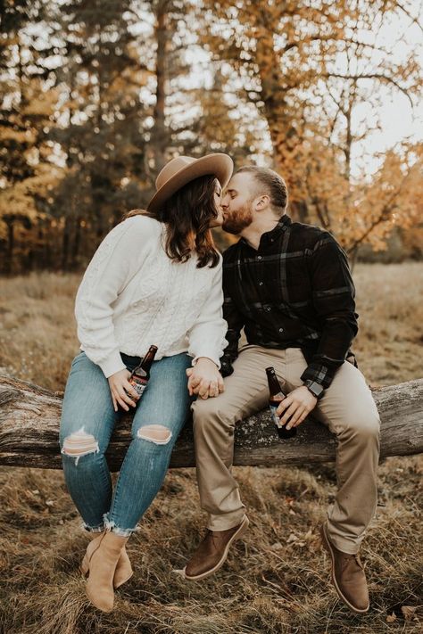 Photoshoot For Couples, Beer Photoshoot, Woods Photos, Fall Woods, Fall Field, Winter Session, Couples Pose, Fall Pics, Poses Family