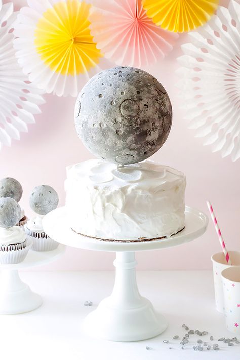 DIY Moon Cake Topper | Handmade Charlotte Piniata Cake, Moon Cake Topper, Sailor Moon Cakes, Chinese Moon Cake, Rocket Cake, Diy Moon, Moon Cake Mold, Dessert Oreo, Astronaut Party